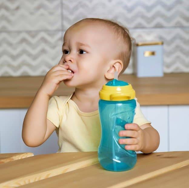 Как научить ребенка пить из кружки самостоятельно: советы и рекомендации