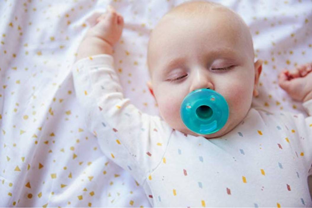 Как приучить ребенка к соске-пустышке, можно ли ее давать новорожденному?