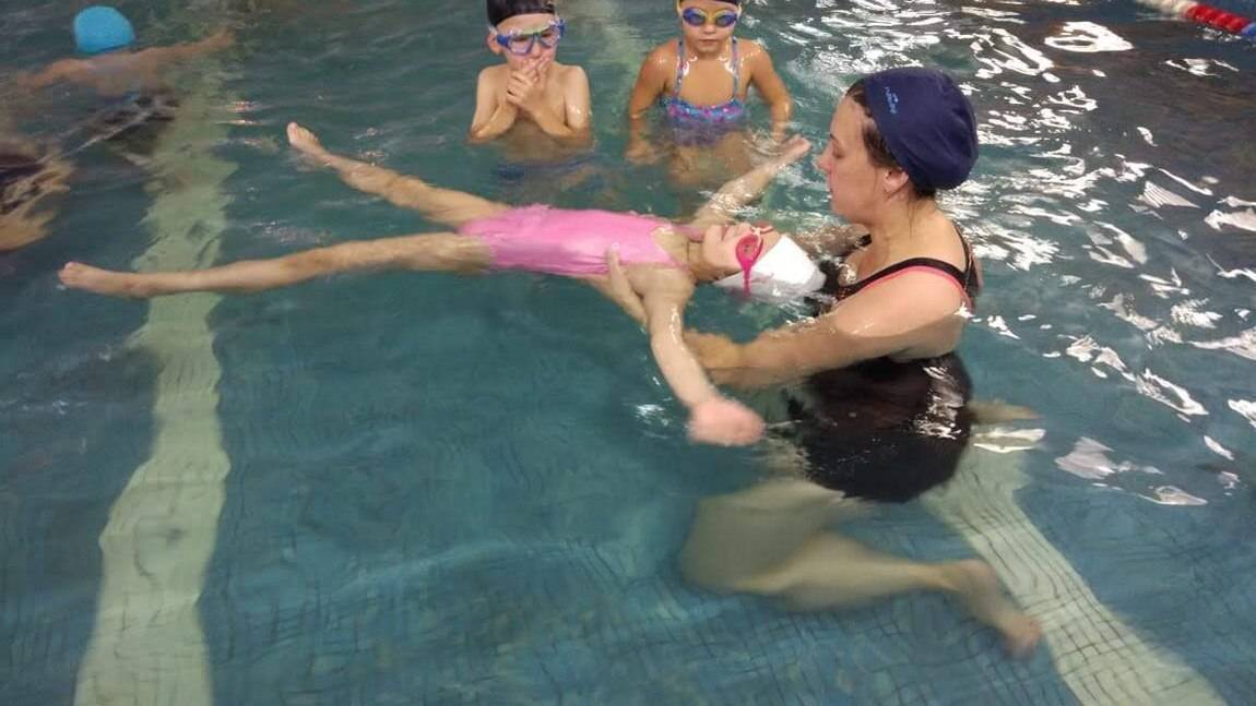Как быстро научиться плавать взрослому и ребенку: реально ли за 10 дней освоить кроль в бассейне?