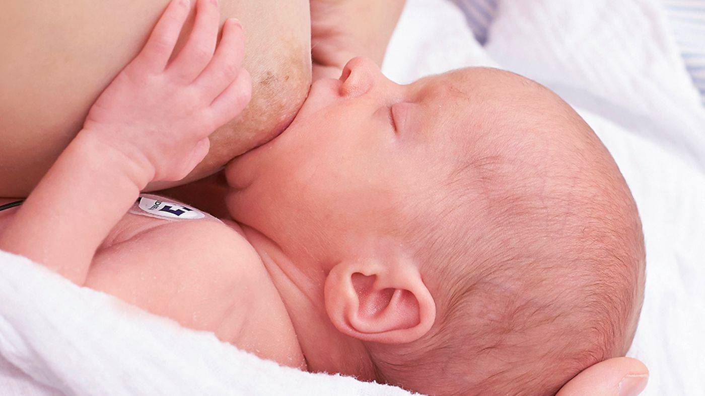 почему новорожденный берет только одну грудь фото 19