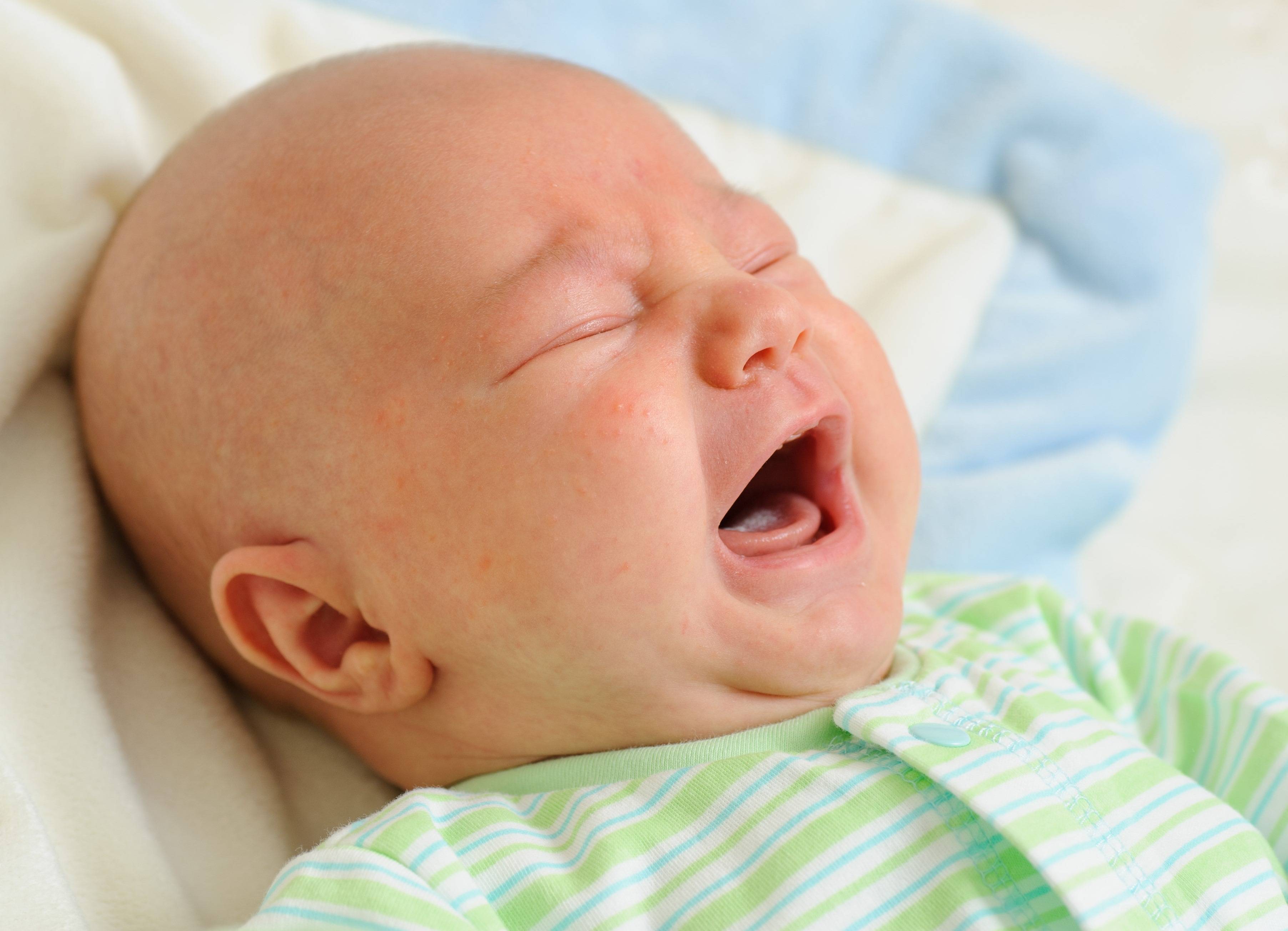 Новорожденный во сне закатывает глаза: причины и помощь