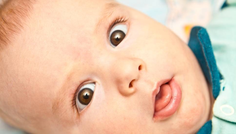 Грудничок высовывает язык: почему новорожденный ребенок так делает, когда нужно беспокоиться?