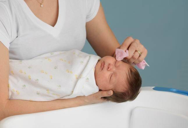 Чем можно промывать и протирать глаза новорожденному при гноении и других проблемах