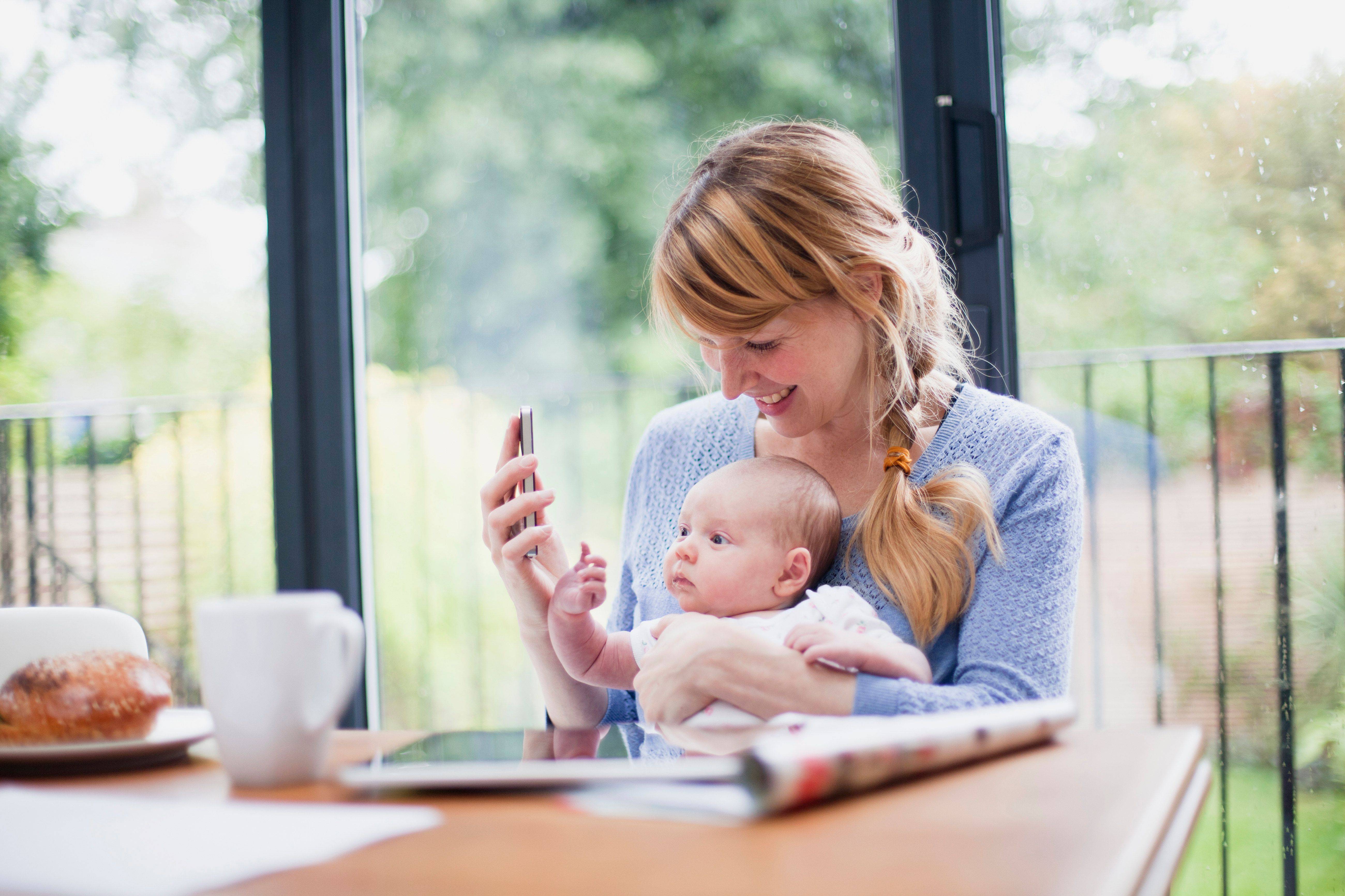 Мать р. Baby with Phone. Mother with Phone. Фото мам с грудничком на консультации. Мама девайса.