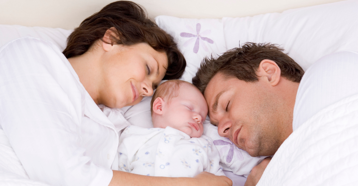 Сон дети бывшего мужа. Совместный сон с ребенком. Ребенок в постели с родителями. Мама папа и ребенок в кровати.