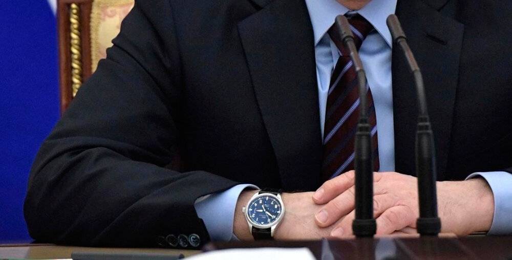 На какой руке носят часы?