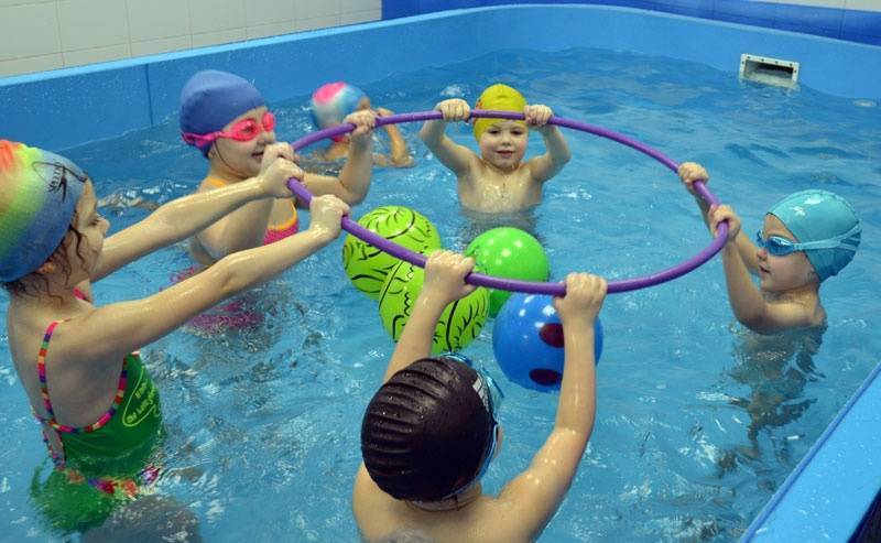 Со скольки лет можно отдать ребенка на плавание в бассейн