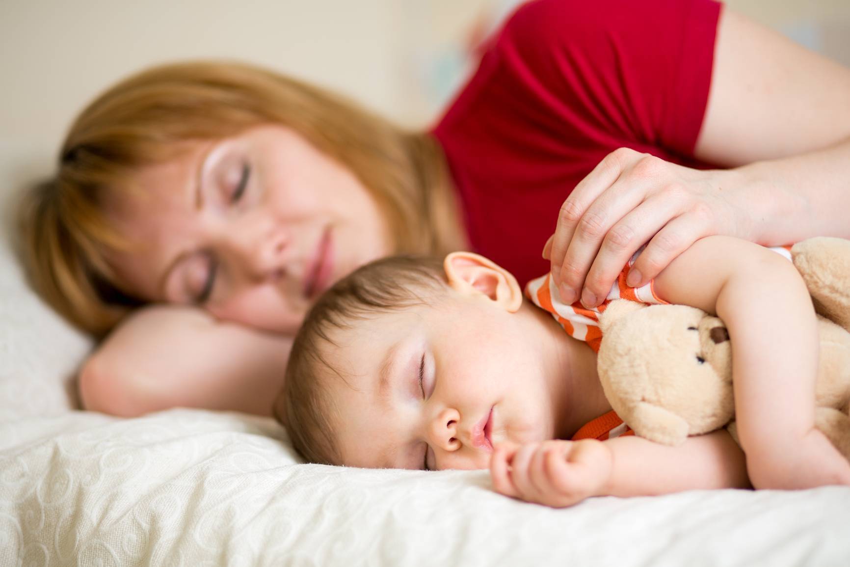 Как отучить ребёнка спать с мамой