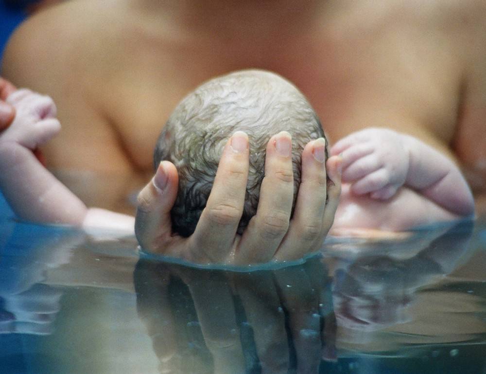 Роды в воде: преимущества и противопоказания