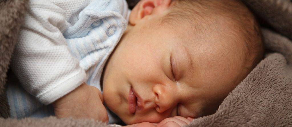 Почему сильно потеет голова у ребенка во сне ночью