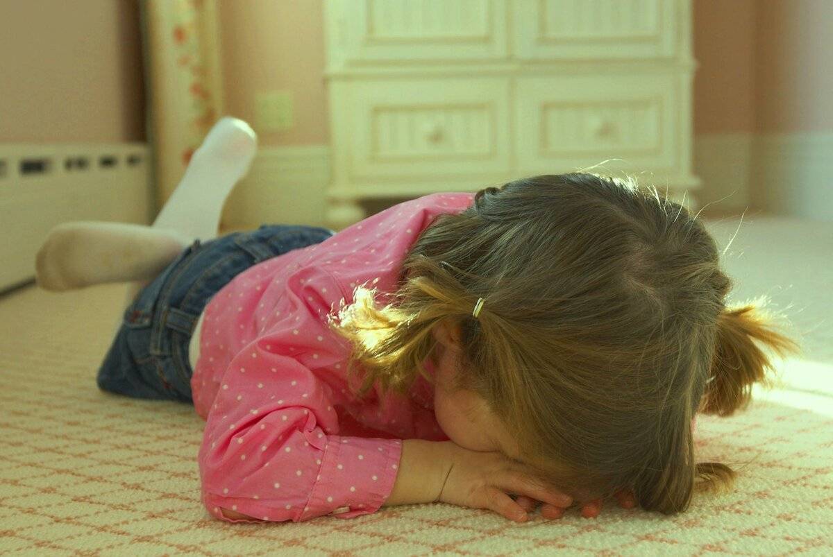 Ребенок бьется головой об стену и пол - что делать и как прекратить | maritera.ru