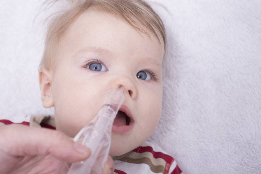 Новорожденный ребенок чихает часто: что делать маме?