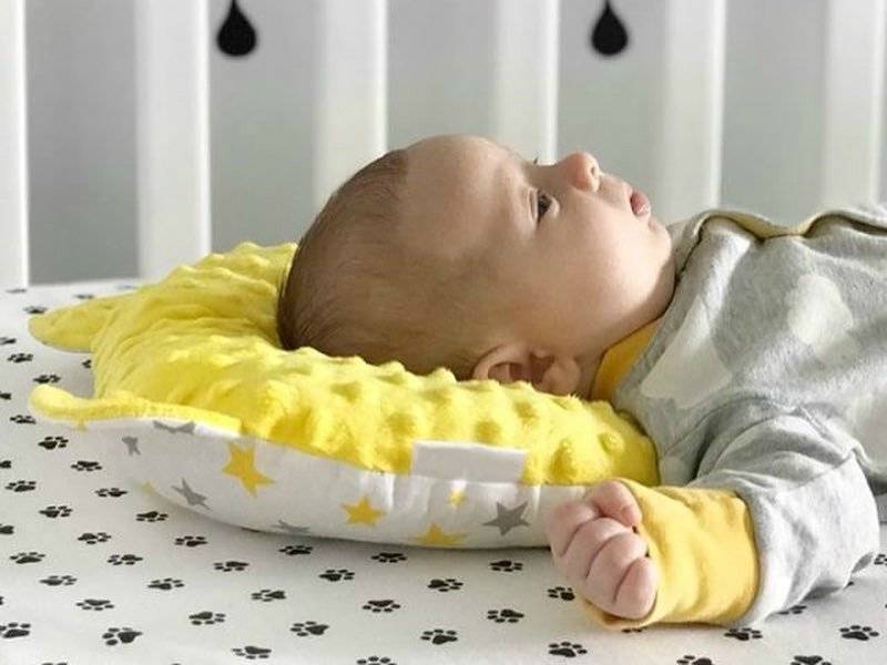 Когда ребенку можно спать на подушке: со скольки месяцев, какая должна быть