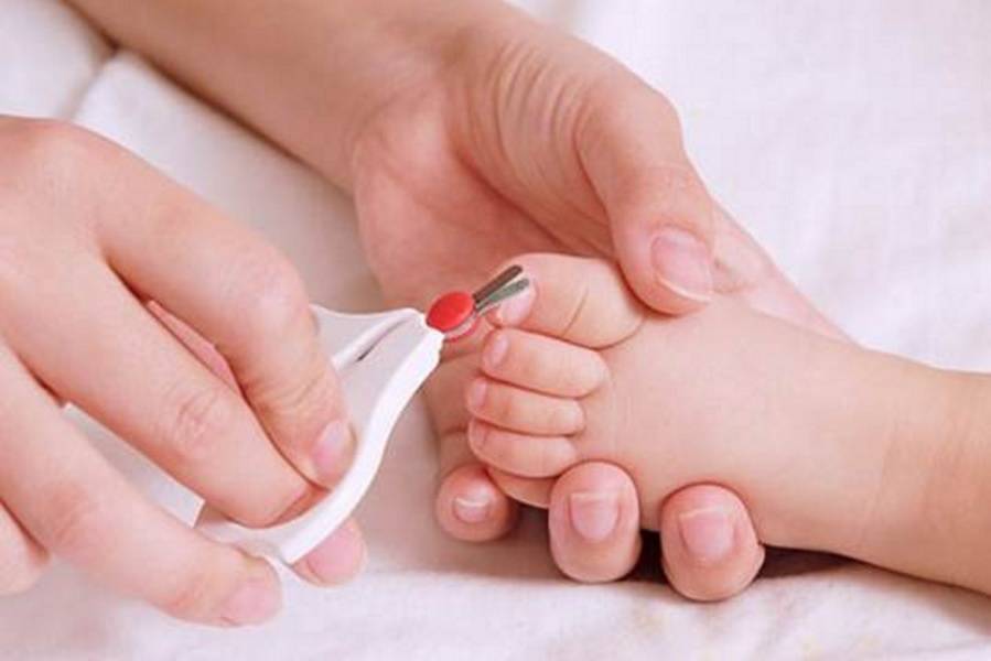 Как подстричь ногти новорожденному ребенку: когда можно это делать первый раз для младенца, как правильно проводить стрижку ноготков на руках и ногах грудничка?