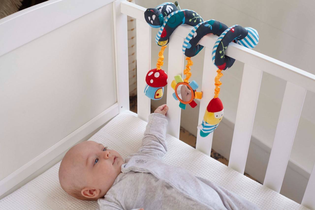 Узнаем когда ребенок начинает держать игрушку: нормы развития по месяцам, проявление новых навыков, упражнения