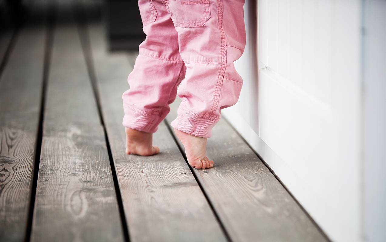 Ребенок ходит на носочках: причины, советы родителям