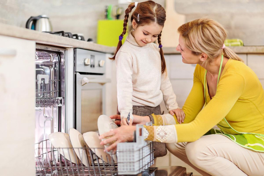Как приучить ребенка помогать по дому?