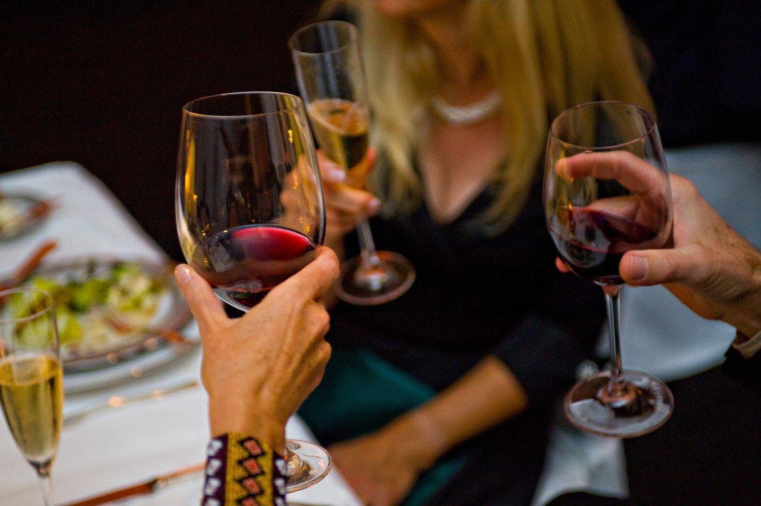 Как правильно наливать вино: основы винного этикета