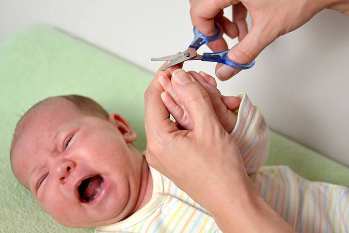 Как подстричь ногти новорожденному ребенку