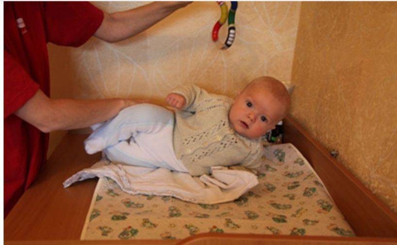 ????ответ эксперта: почему ребенок в 4 месяца не переворачивается на живот? ???? что рекомендует молодым мамам известный педиатр е.о.комаровский?
