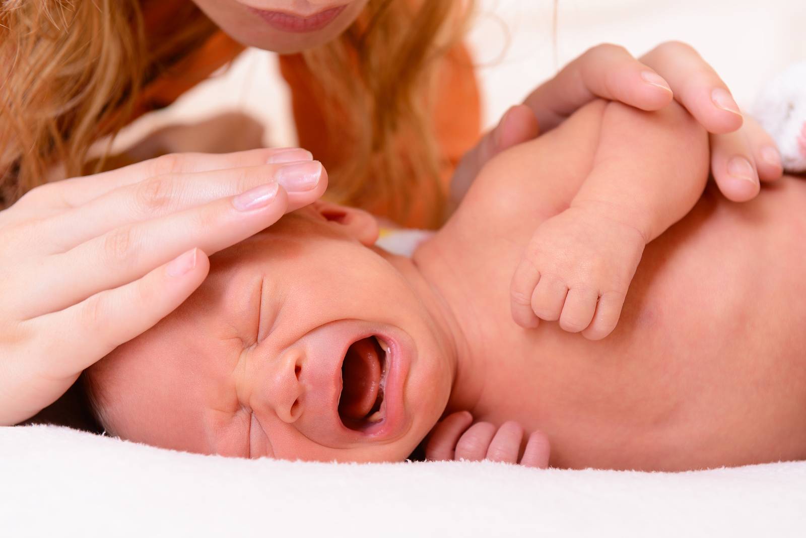 Почему грудничок плачет и извивается после кормления, как помочь новорожденному ребенку в этом случае?