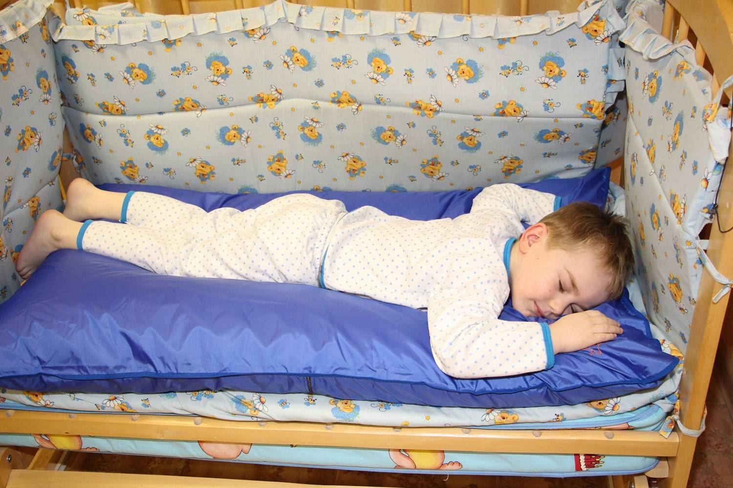 Невролог рассказал, с какого возраста и на какой подушке должен спать ребенок