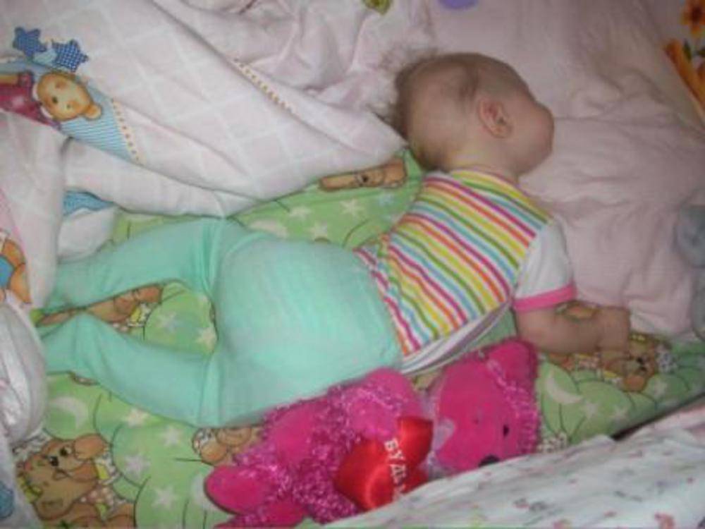 Ребенок лежит на животе 2 месяца. Позы для сна грудничка.