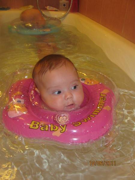 Круг для купания новорожденных: как одеть, снять, когда можно использовать, какой выбрать