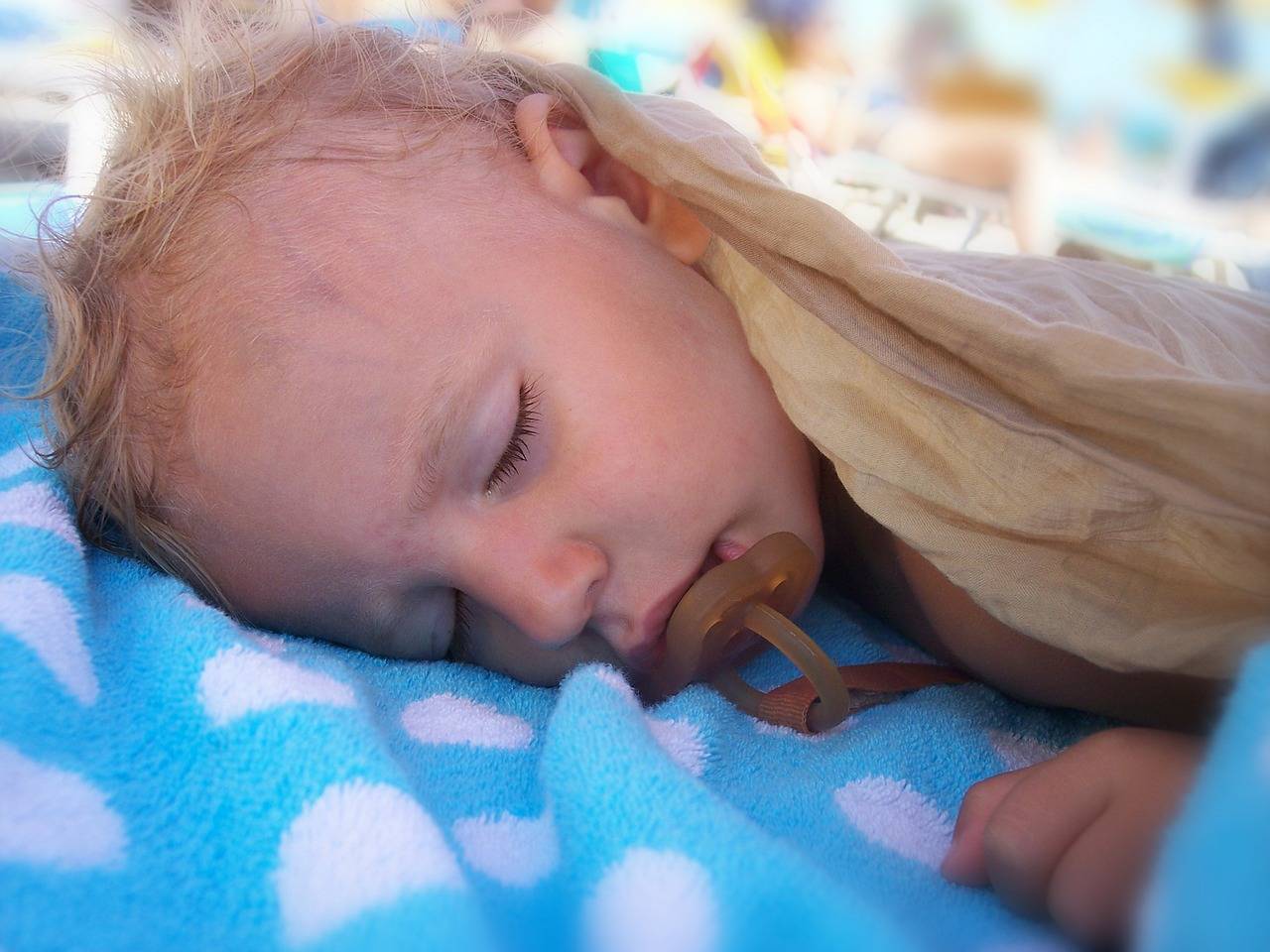 Ребенок во сне сильно потеет: причины и устранение