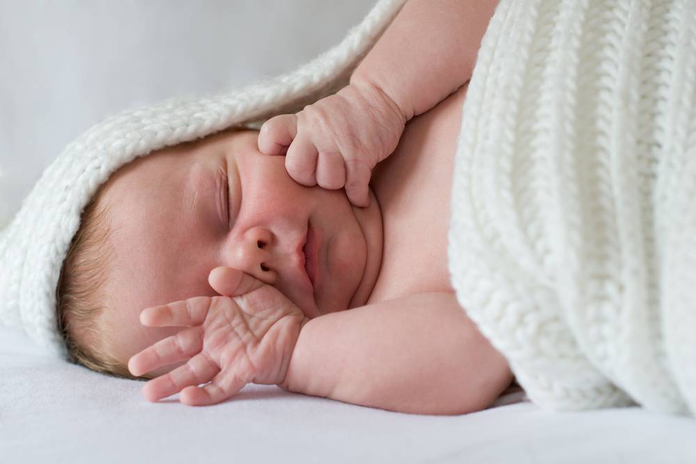 Почему новорожденный спит с открытым ртом и глазами?