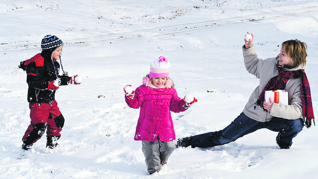 Кидались снежками. Снежные забавы для детей. Игра в снежки. Зимние игры для детей. Дети играют в снежки.