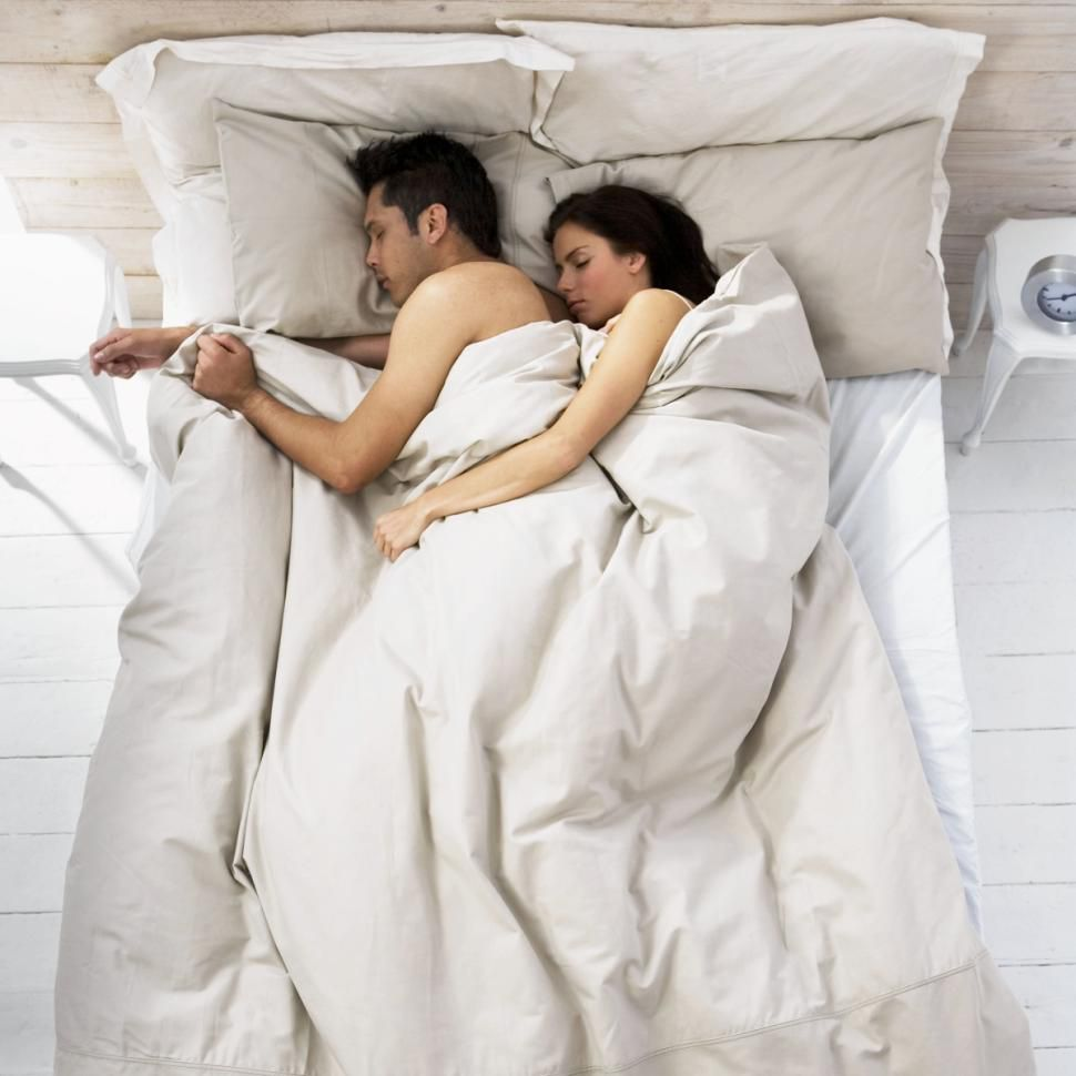 Жена в постели с мужиками. Обнимашки в кровати. Спать вдвоем. Люди спят вместе.