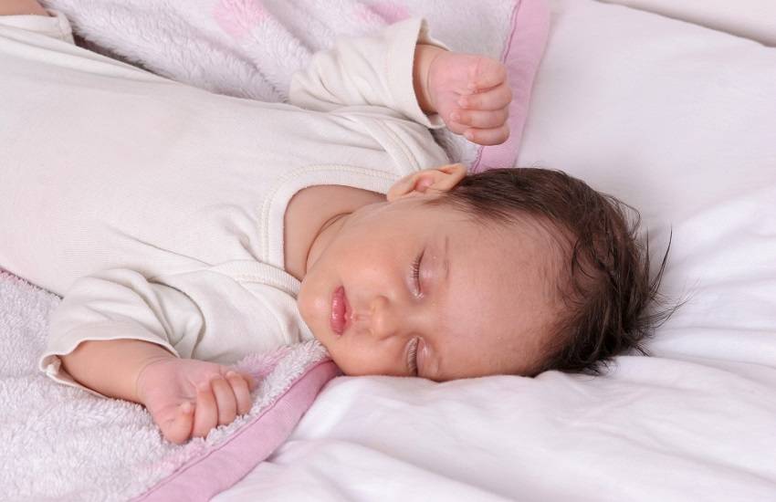 Новорожденный беспокойно спит: что делать?