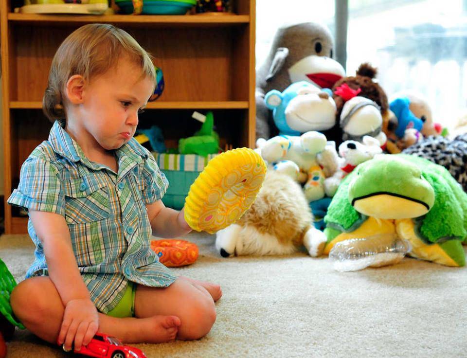 Слишком много игрушек у ребенка может снизить темпы развития