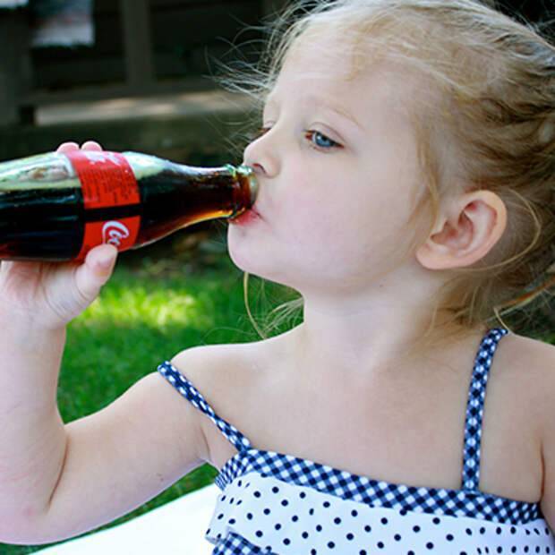 Вредно ли детям пить кока-колу – ответ доктора комаровского - ria-m.tv
