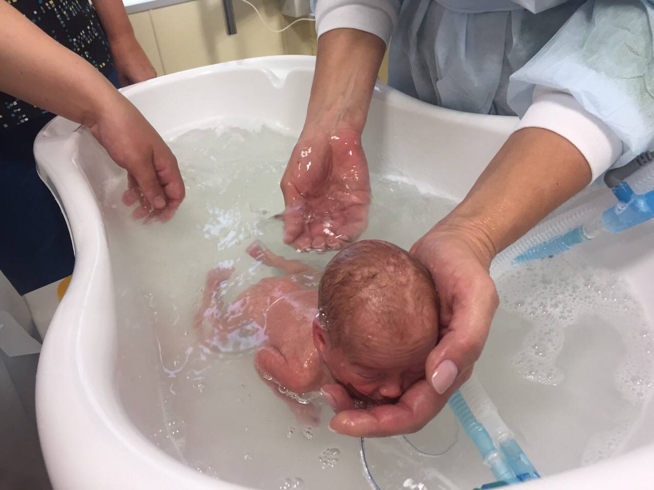 Первое купание новорожденного дома: превращаем процедуру в удовольствие
