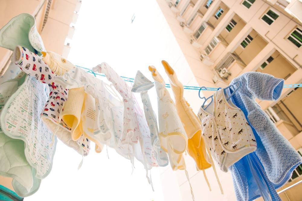 Чем стирать детские вещи для новорожденных: как выбрать, советы по стирке, лучшие средства для ухода