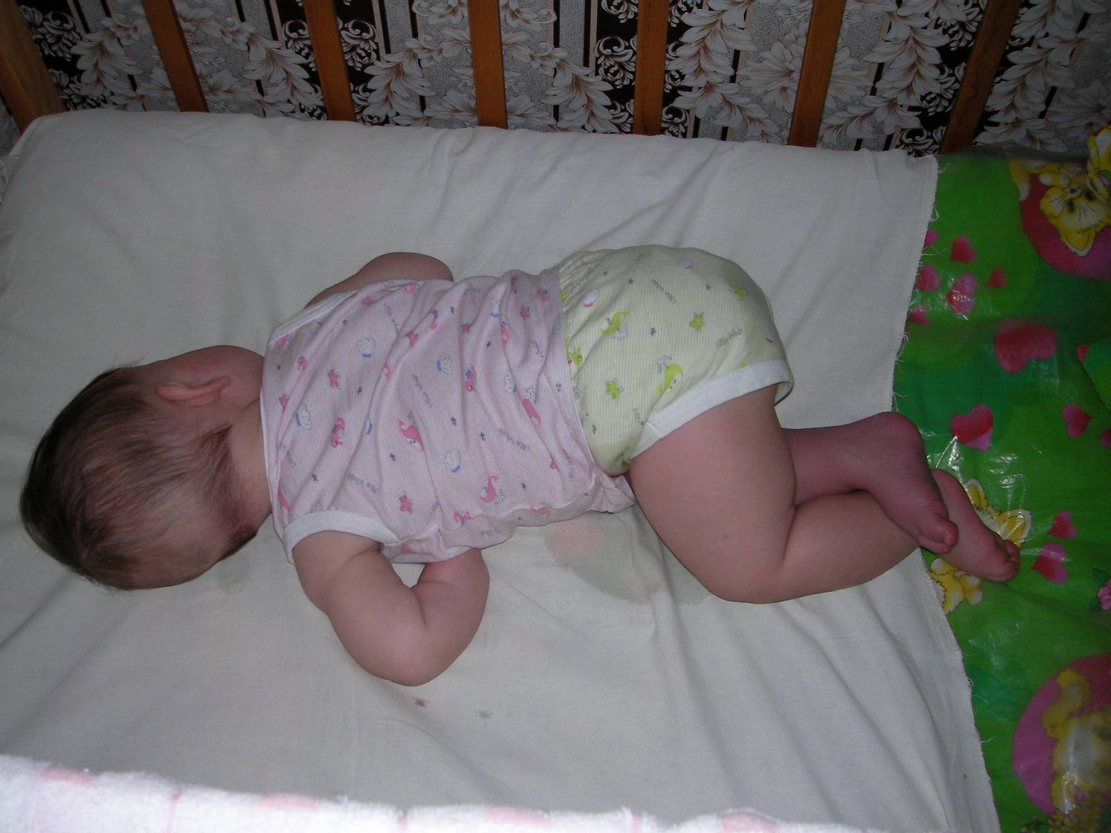 Почему новорожденный кряхтит во сне и тужится, что делать
