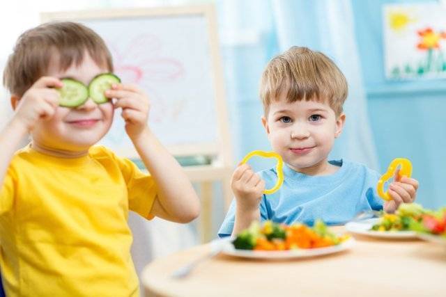 К каким хитростям можно прибегнуть, чтобы приучить ребёнка кушать овощи.