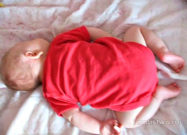 Сон у новорожденных 0-2 месяцев: грудничок вскидывает руки во сне