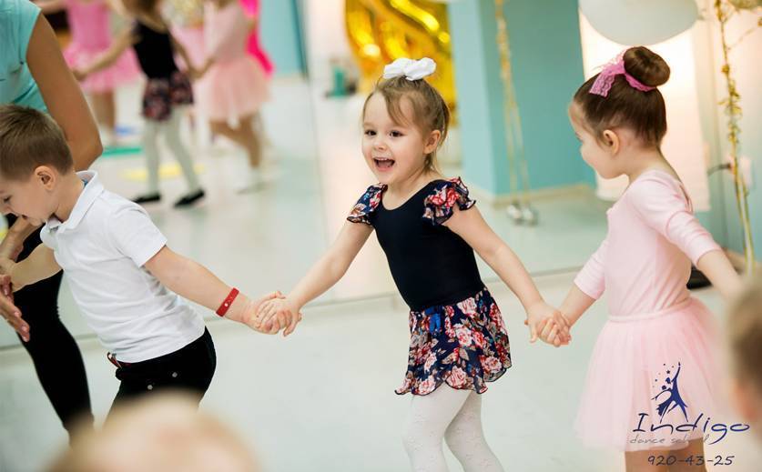 Танцы в детском саду весело и смешно танцуют маленькие дети от 3 до 5 лет
