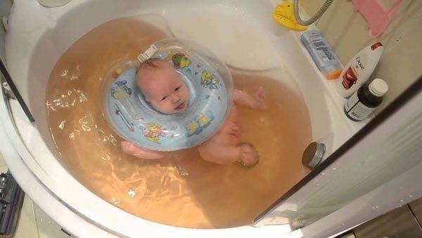 Купать в кипяченой воде. Купание младенца. Купание новорожденного ребенка. Ванночка для купания новорожденного. Температура воды для купания новорожденных детей.