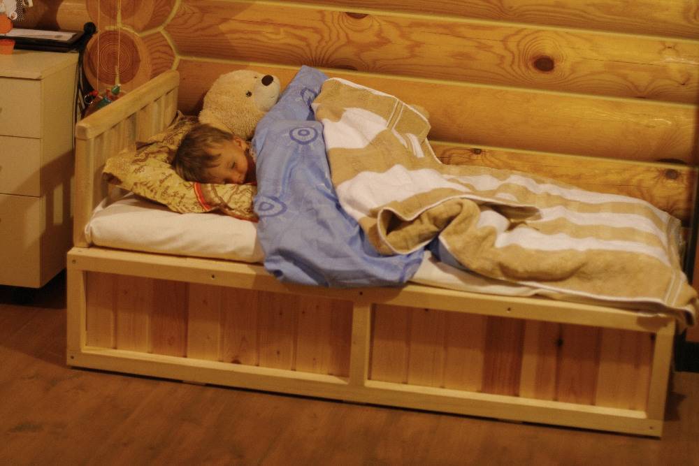 Как научить ребенка спать в своей кроватке?