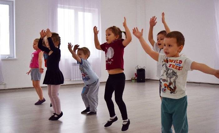 Детские песни для танца с повторяющимися движениями
