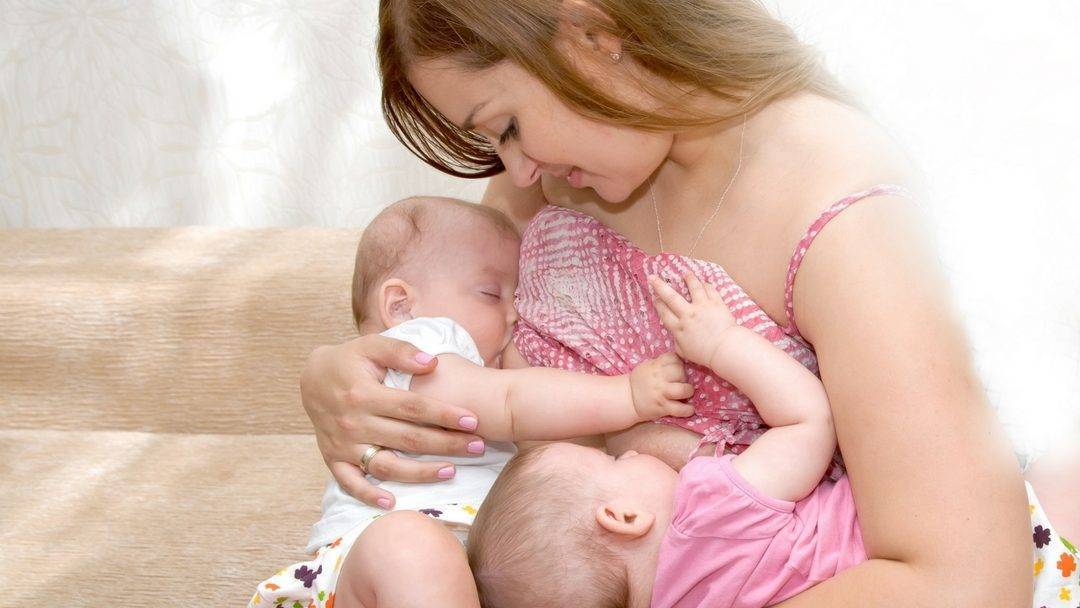 11 самых удобных поз для кормления грудничка - mums.ru