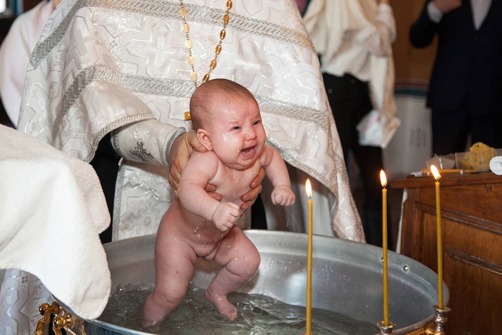 Крестят ли детей на пасху. Крещение ребенка. Фотосессия крещения ребенка. Крещение грудничка. Крещение детей в церкви.