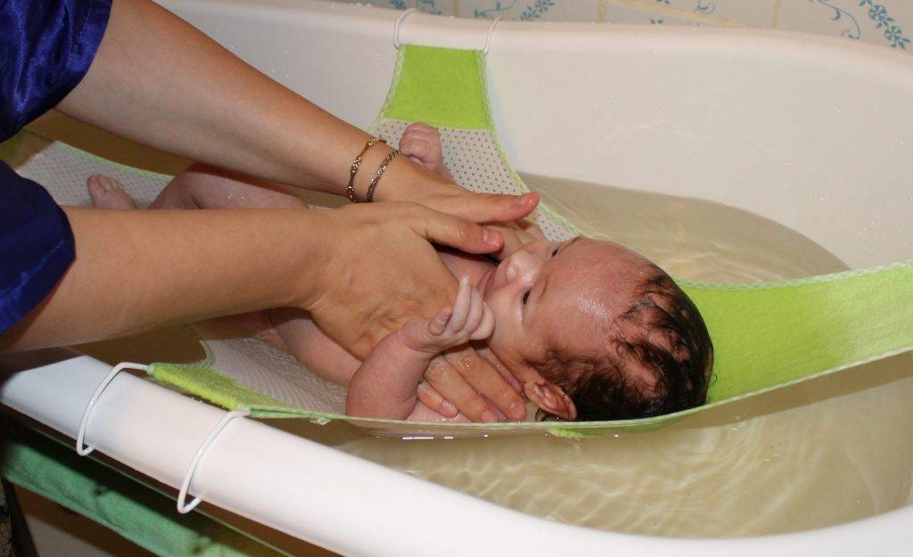 Как первый раз купать новорожденного ???? ребенка дома: видео "первое купание"
