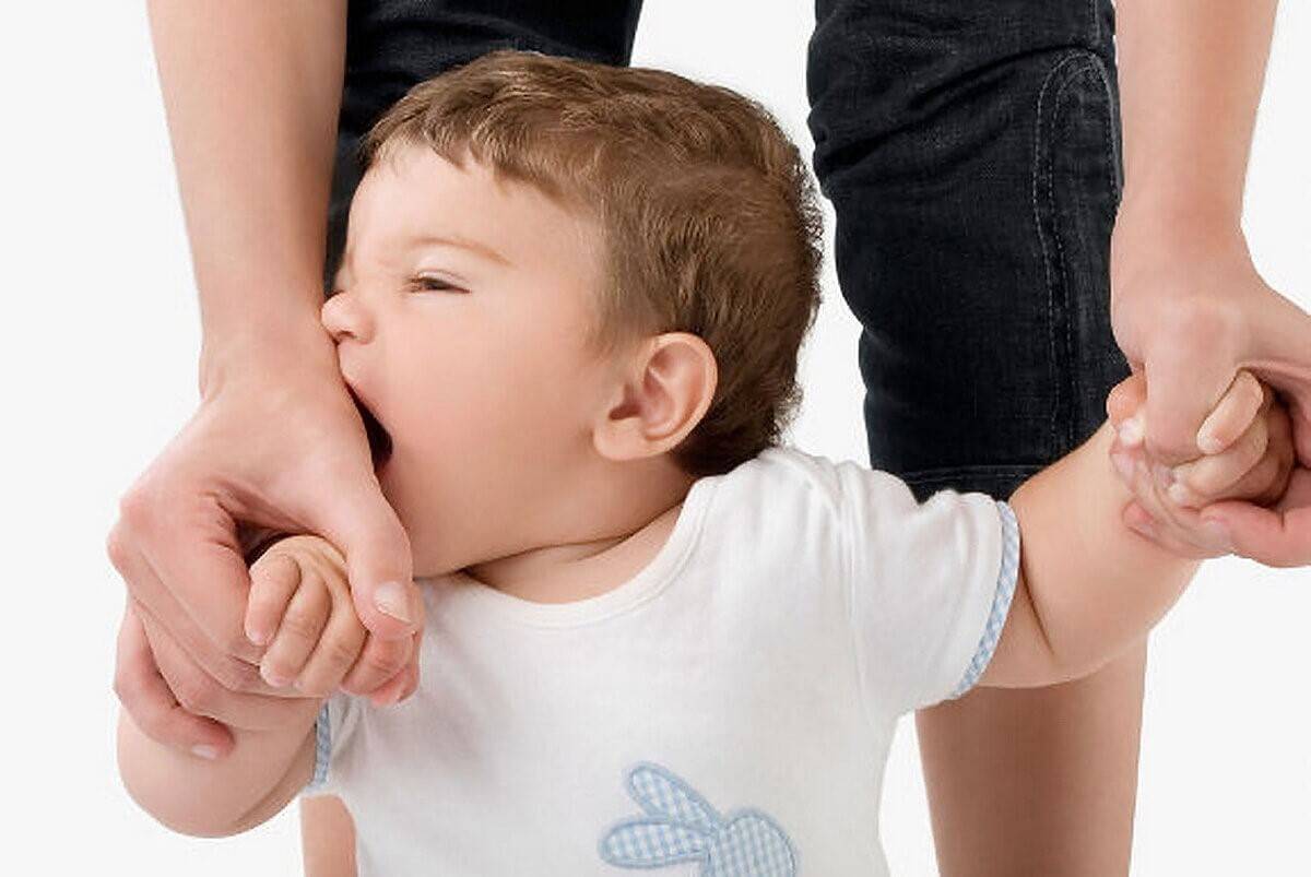 Как не приучить грудного ребенка к рукам: 6 эффективных способов отучить малыша от сложившейся привычки