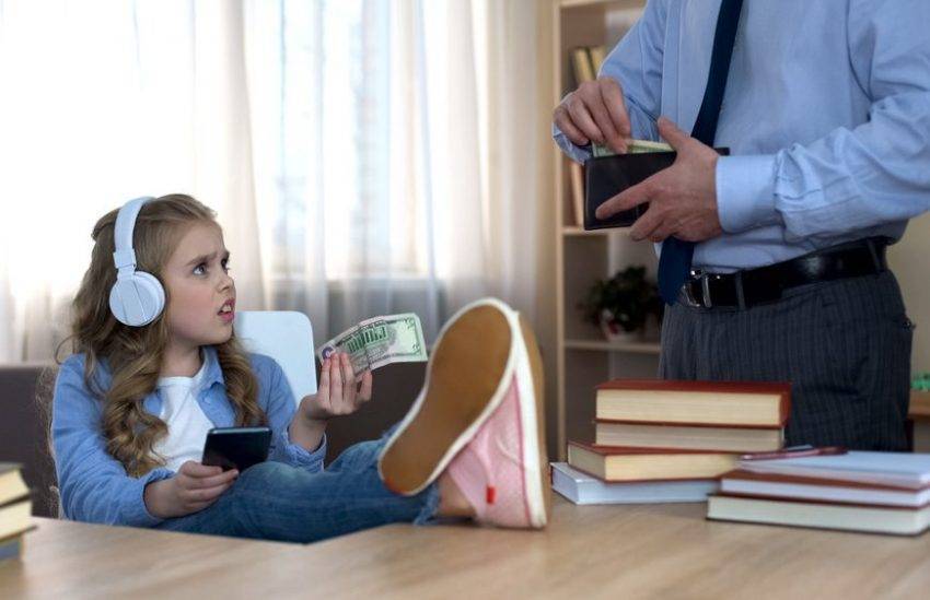 Умению управлять деньгами нужно учить с раннего детства: полезные советы родителям
