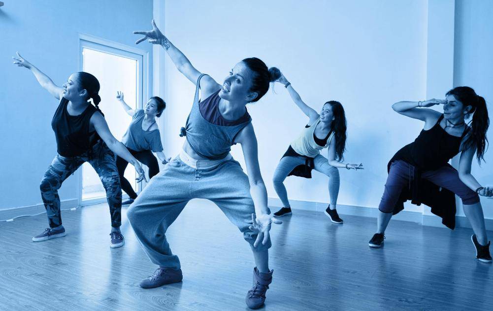 Как научиться танцевать дома для начинающих любителей
